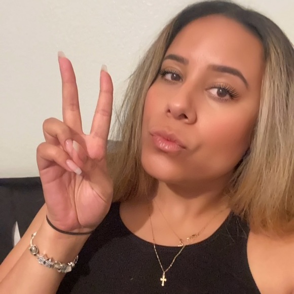 Poshmark profile picture for @kelanib